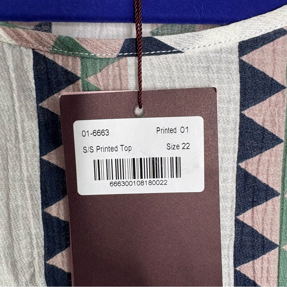 Geometric Patterned Women's Top - Picture 7 of 11